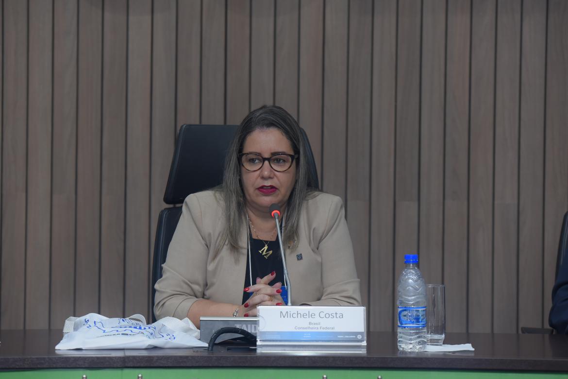 Conselheira federal eng. mec. Michele Costa coordena os trabalhos da organização da reunião