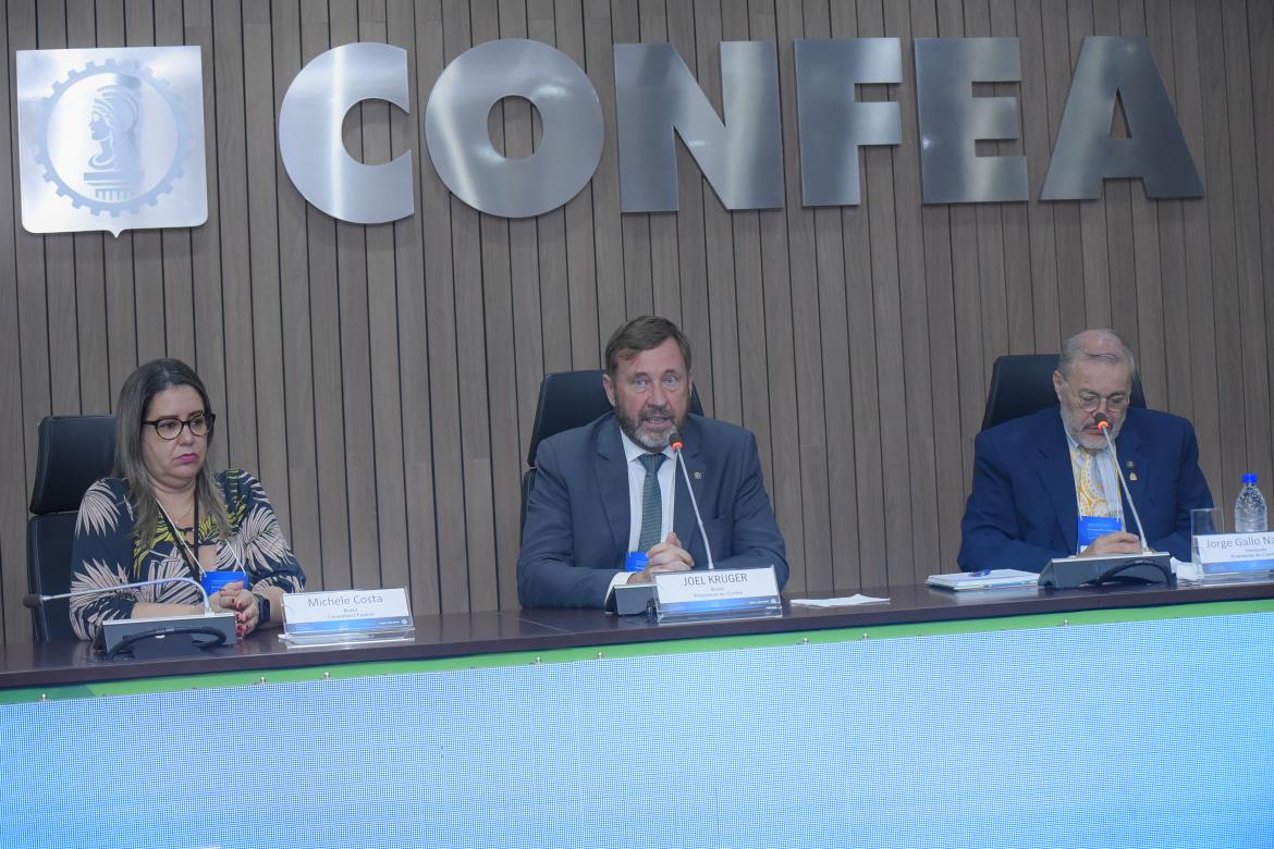 Presidente do Confea, eng. civ. Joel Krüger, entre a conselheira federal eng. mec. Michele Costa, coordenadora da Reunião, e o presidente da Copimera, eng. eletric. Jorge Gallo Navarro