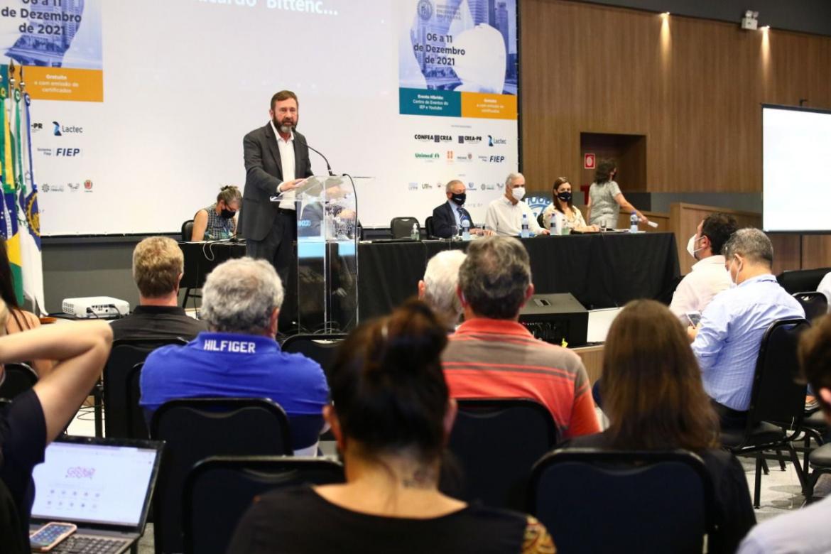 Presidente Joel Krüger em sua participação durante a última sessão plenária do Crea-PR