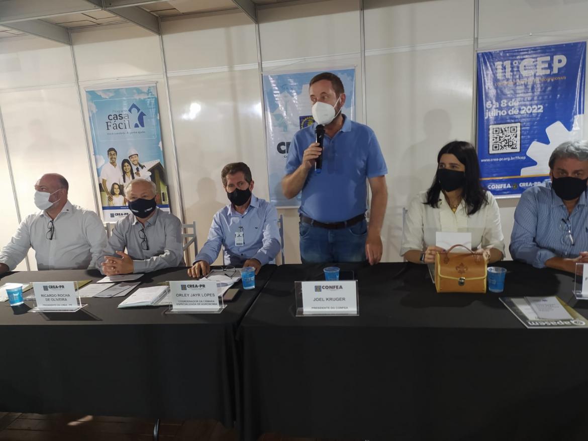 Presidente Joel Krüger ao lado dos presidentes de Creas da Região Sul: planejamento