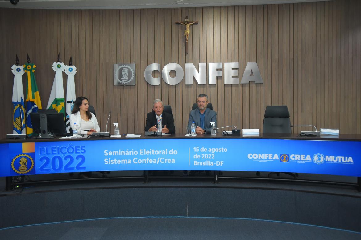 Presidente em exercício do Confea, eng. civ. João Carlos Pimenta, na abertura do Seminário Eleitoral ao lado da assessora da Comissão eleitoral Federal, Talita Machado, e do coordenador da CEF, eng. civ. Daltro Pereira