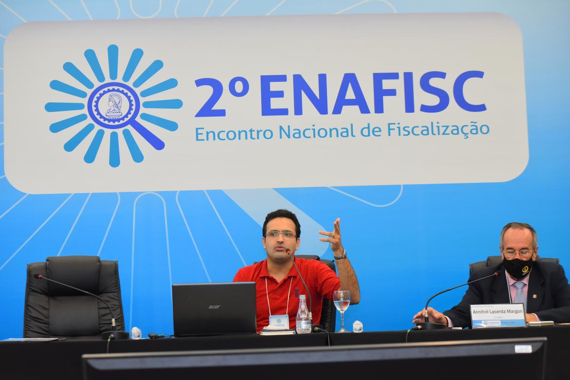 Líder da área de Convênios de Fiscalização do Crea-GO, Roger Santos, responsável pela apresentação do projeto Geofisco