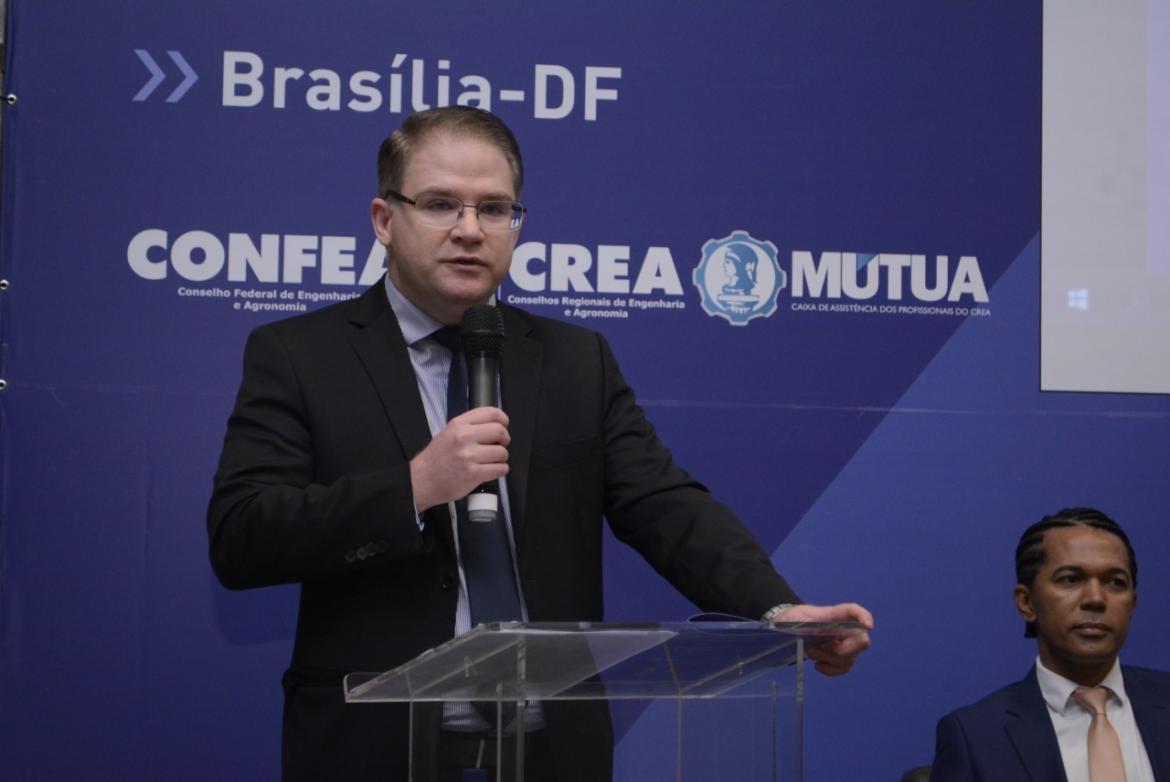 Procurador-chefe do Confea, Igor Garcia, durante a abertura do evento. No dia seguinte,  no plenário do Confea, ele falou sobre o Acórdão TCU 2402/2022