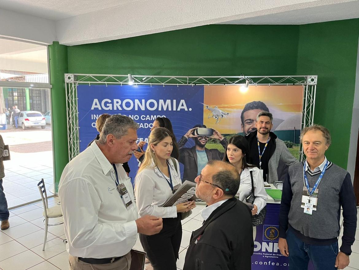Estande do Confea no evento da Associação dos Engenheiros Agrônomos de Toledo: sustentabilidade e participação feminina no manejo do biogás