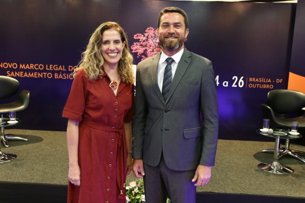 Presidente eleita do Ibraop, engenheira civil Adriana Portugal, ao lado do atual presidente e futuro vice-presidente da entidade, engenheiro Anderson Rolim