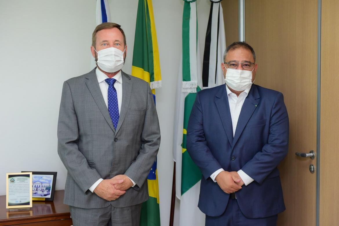 Presidente Joel Krüger ao lado do diretor nacional do Iphan, eng. civ. Arlindo Pires Lopes: possibilidade de parceria para valorizar a atuação do profissional da engenharia na preservação do patrimônio histórico nacional