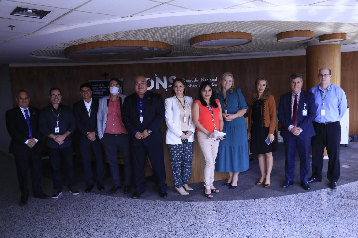 Representantes do Operador Nacional do Sistema - ONS ao lado da comitiva do Confea