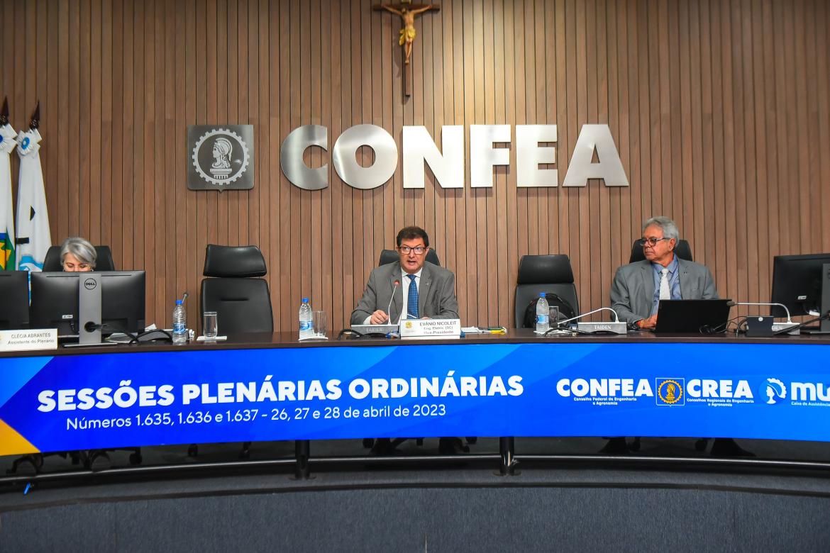 Ao lado do conselheiro federal geol. Mário Cavalcanti, presidente em exercício do Confea, eng. eletric. Evânio Nicoleit, conduz a plenária 1635
