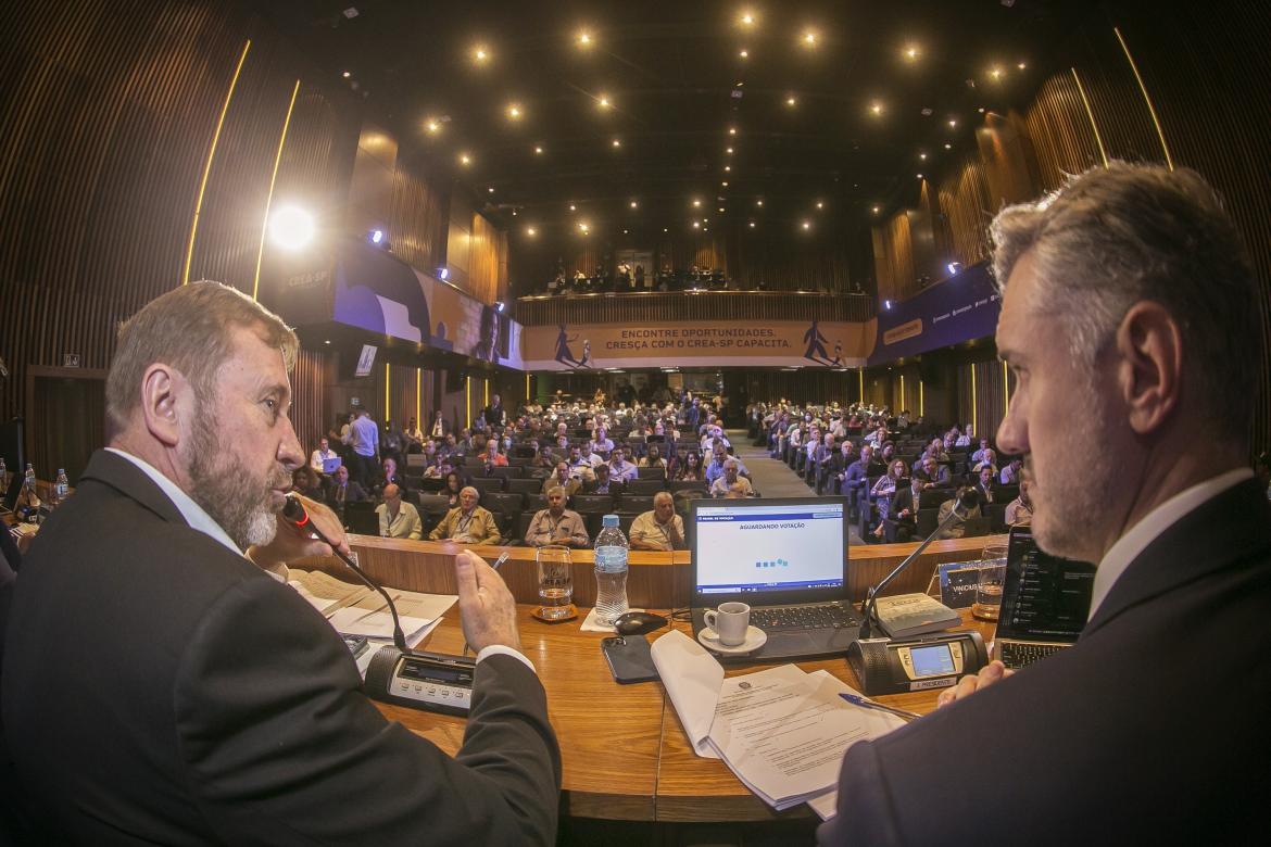 Presidentes Vinicius Marchese e Joel Krüger durante a plenária do Regional em que foi assinado o convênio com a Secretaria de Desenvolvimento Urbano e Habitatcional do Estado de São Paulo