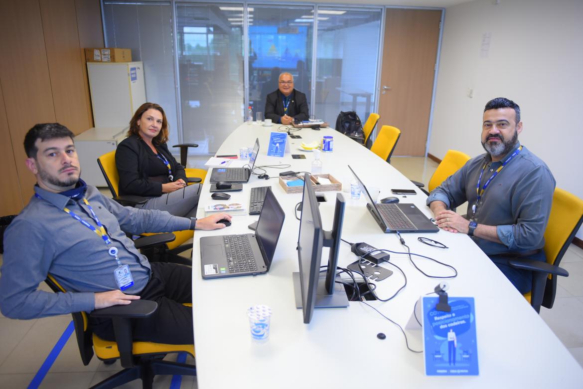 Assessores da Superintendência de Estratégia e Gestão, Alessandro Bruno e Rosãngela Simonetti, e gerente de Planejamento, Edson Mello, ao lado do diretor de Planejamento e Gestão do Confea, eng. eletric. eletron. Genilson Pavão: alinhamento