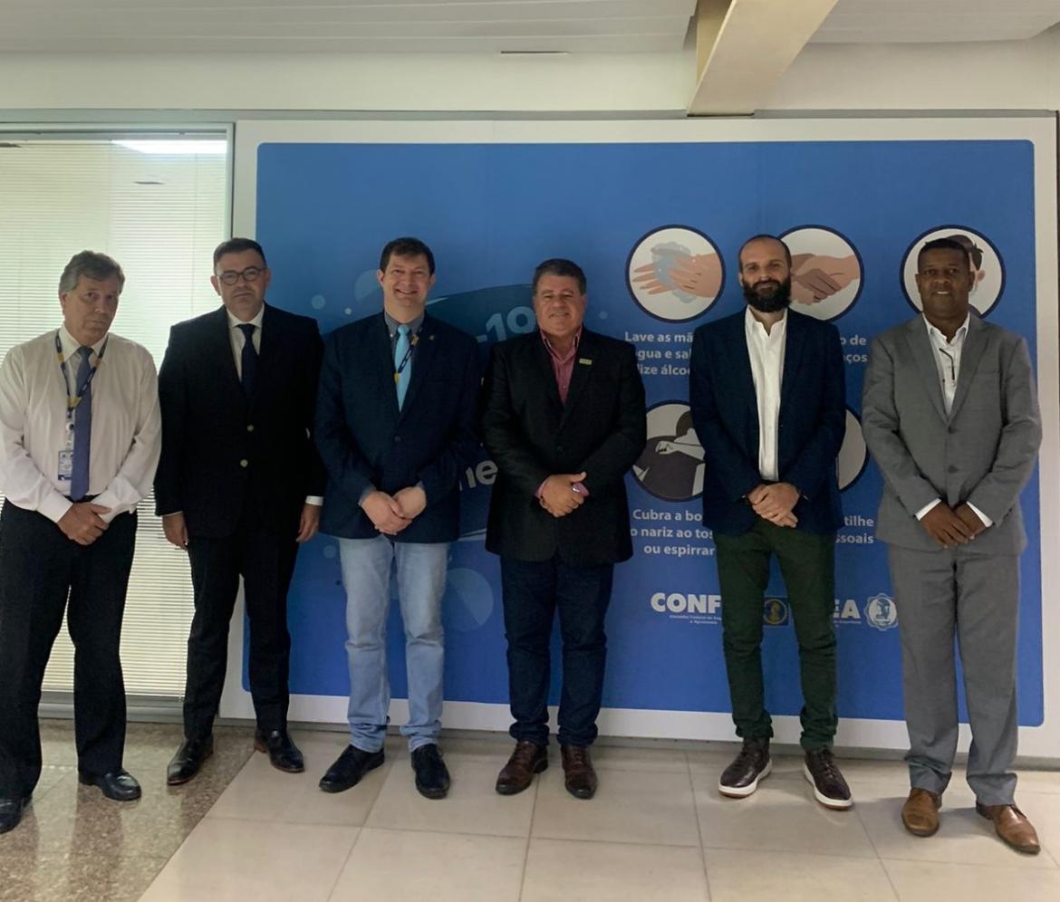 Representantes da Sbau, liderados pelo presidente Sérgio Chaves, ao lado do vice-presidente do Confea, eng. eletric. Evânio Nicoleit e dos assessores parlamentares José Maria Soares e Raniery Paulino