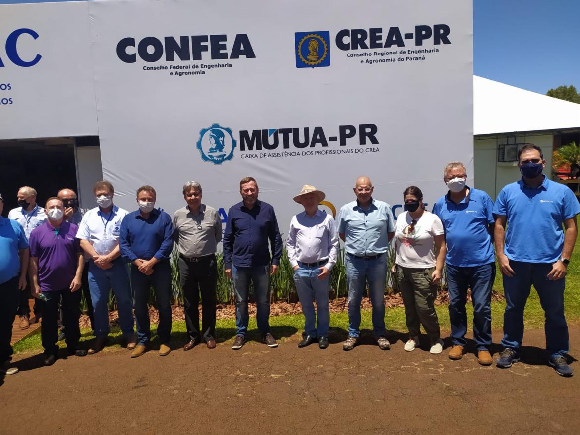 Presidente Joel Krüger ao lado de produtores rurais e participantes do Show Rural Coopavel 2022