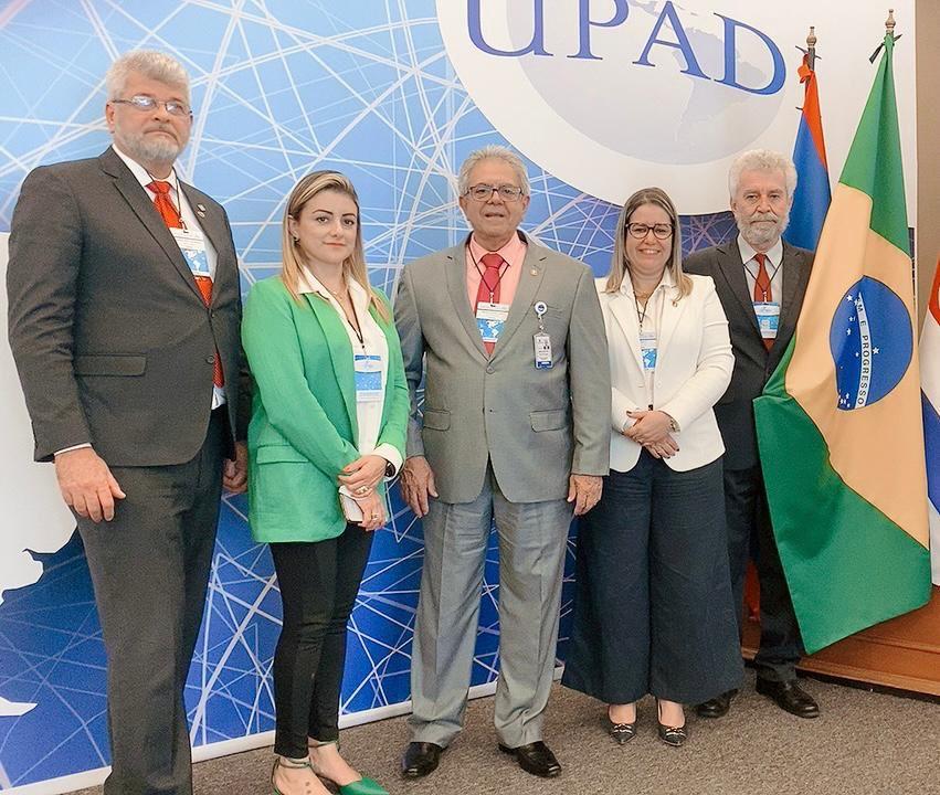 Delegação do Sistema Confea/Crea debate ODS na Cidade do México: conselheiro federal Francisco Soares, funcionária do Confea Sabrina Carpentier, conselheiro federal Mário Cavalcanti, conselheira federal Michele Ramos e coordenador do Cden, Vanderli Fava