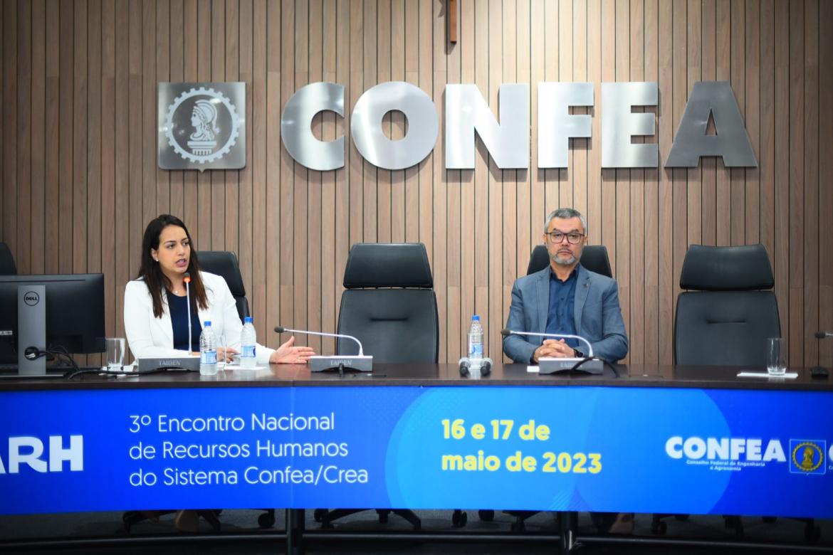 Talita Machado, assessora da CEF, ao lado do coordenador da Comissão Eleitoral Federal, eng.  civ. Daltro Pereira: esclarecimentos