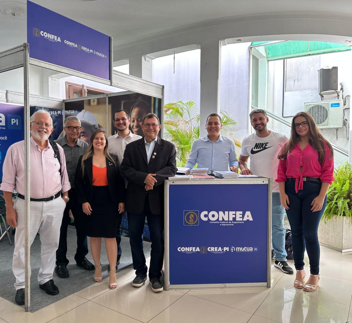 Autoridades e participantes presentes ao estande do Confea, durante o primeiro dia da homenagem, que contou com a realização de debates e minicursos