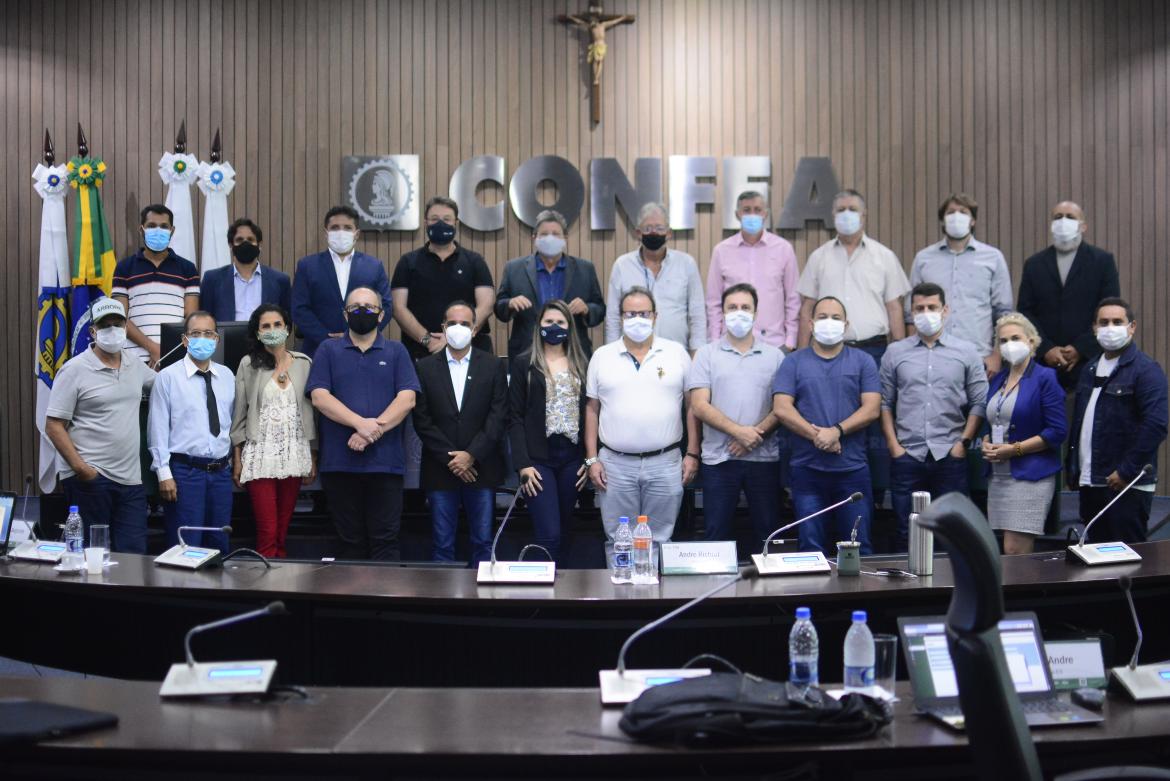 integrantes da coordenadoria nacional de engenharia floresta em reunião em novembro de 2021