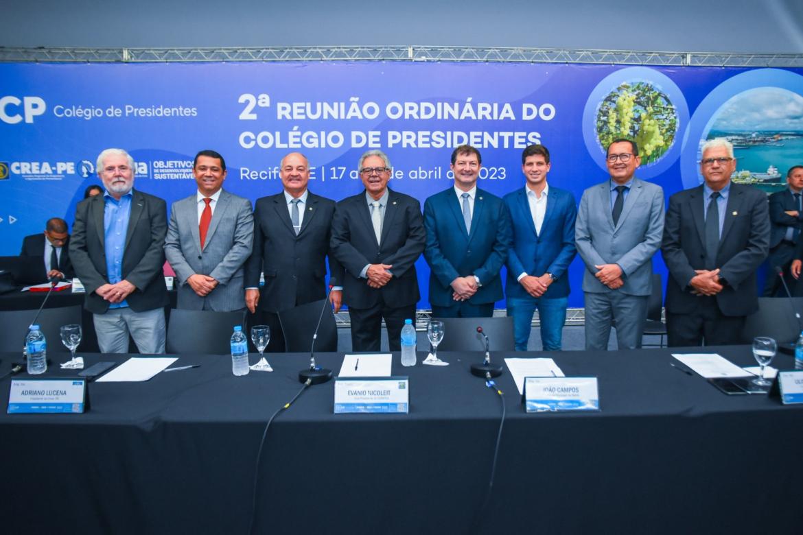 Conselheiros federais Cândido Carnaúba Mota e Mário Cavalcanti ao lado de outras lideranças participantes da reunião