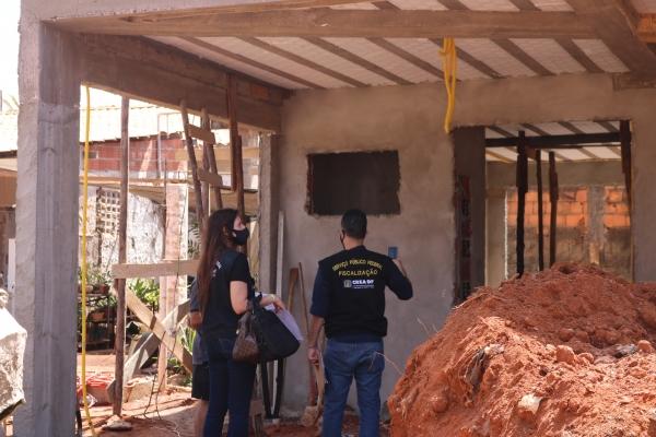 Fiscais do Crea-DF em obra na cidade de Vicente Pires