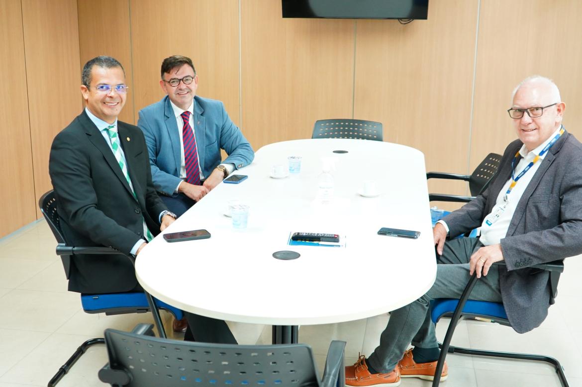 Da esq. p/dir.: deputado estadual Jutay Meneses ao lado do assessor parlamentar Raniery Paulino e do  chefe de gabinete do Confea, eng. agr. Luiz Antonio Rossafa