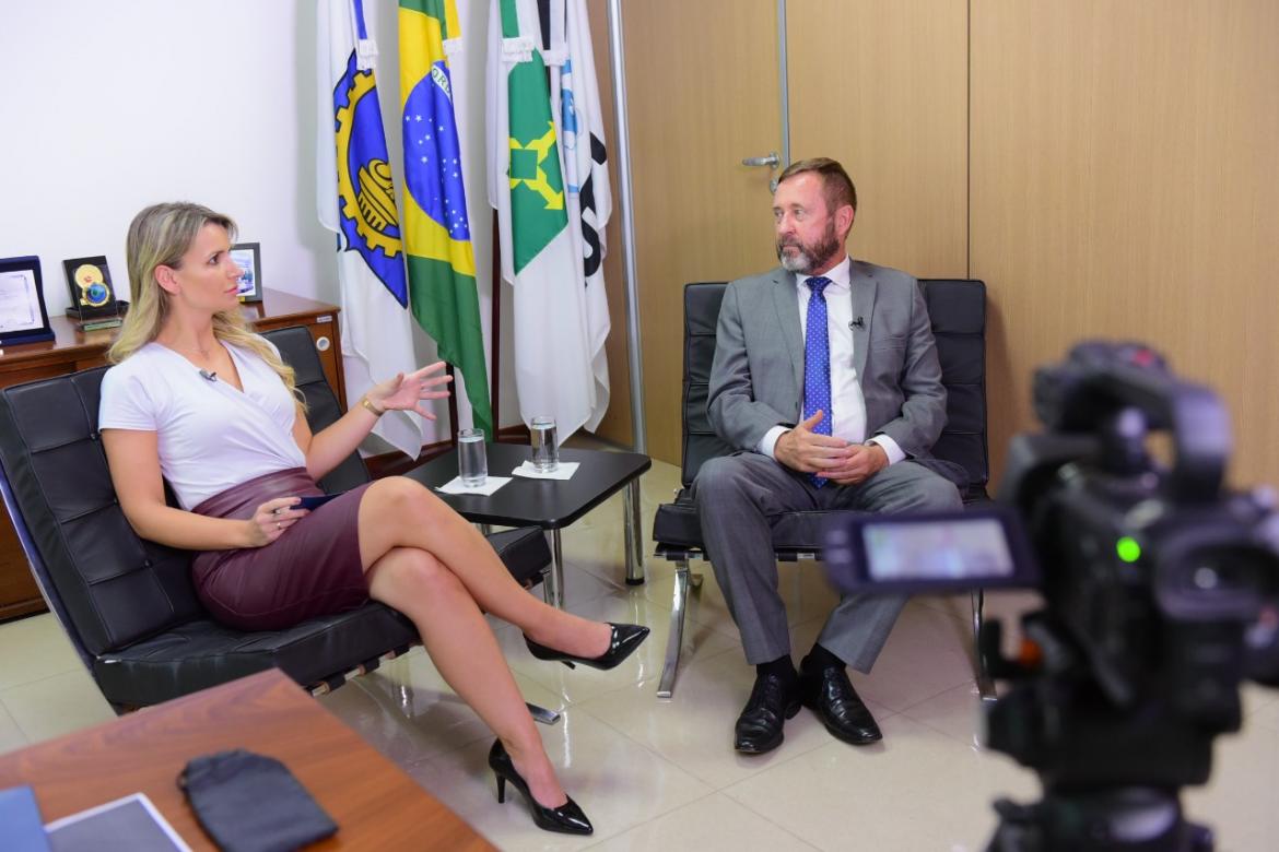 Presidente do Confea concede entrevista à repórter do Canal Rural