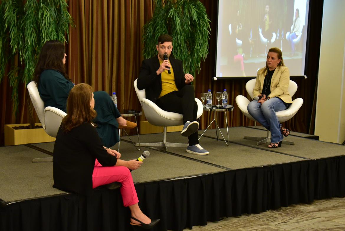 Flávia Vargas, Israel Macedo e Ana Carolina Augusto apresentam a Rosângela e ao público as características da inovação da área de tecnologia no Crea-SP