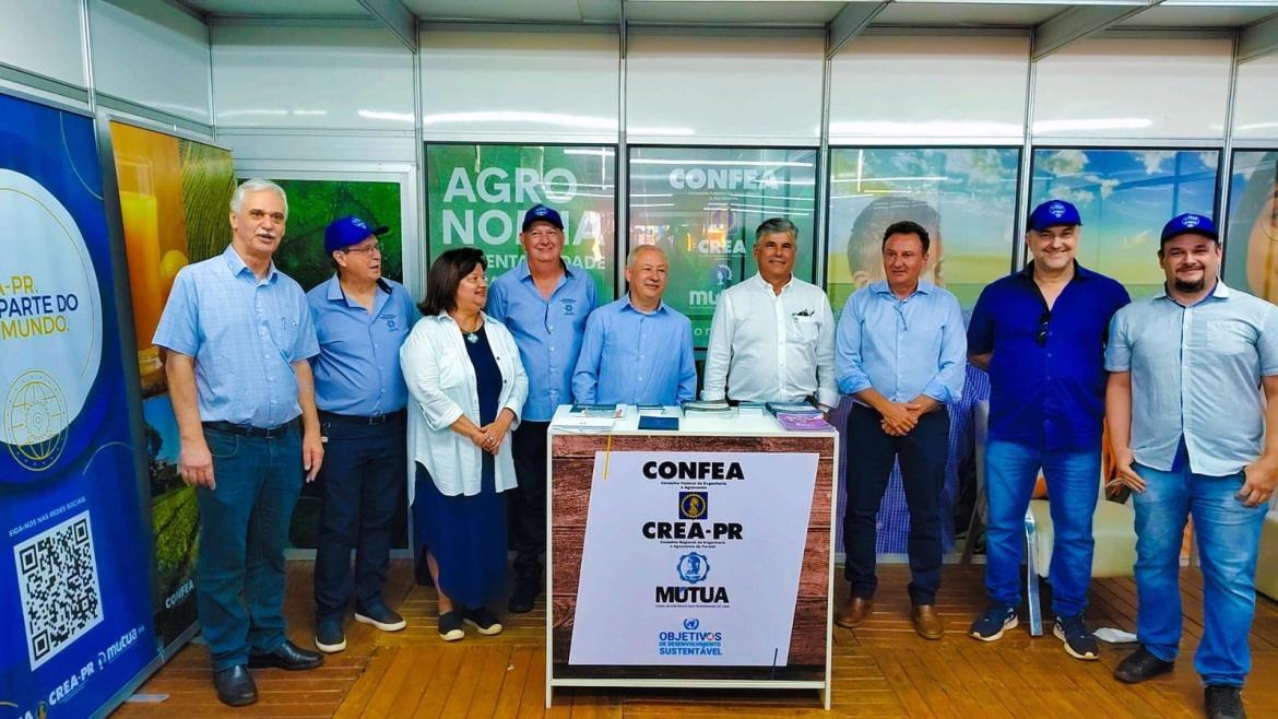 Com as presenças do presidente do Crea-PR, eng. civ. Ricardo Rocha, e dos conselheiros federais Daniel Galafassi e Luiz Luchesi, estande do Confea já é um dos mais visitados da Show Rural Coopavel 2023