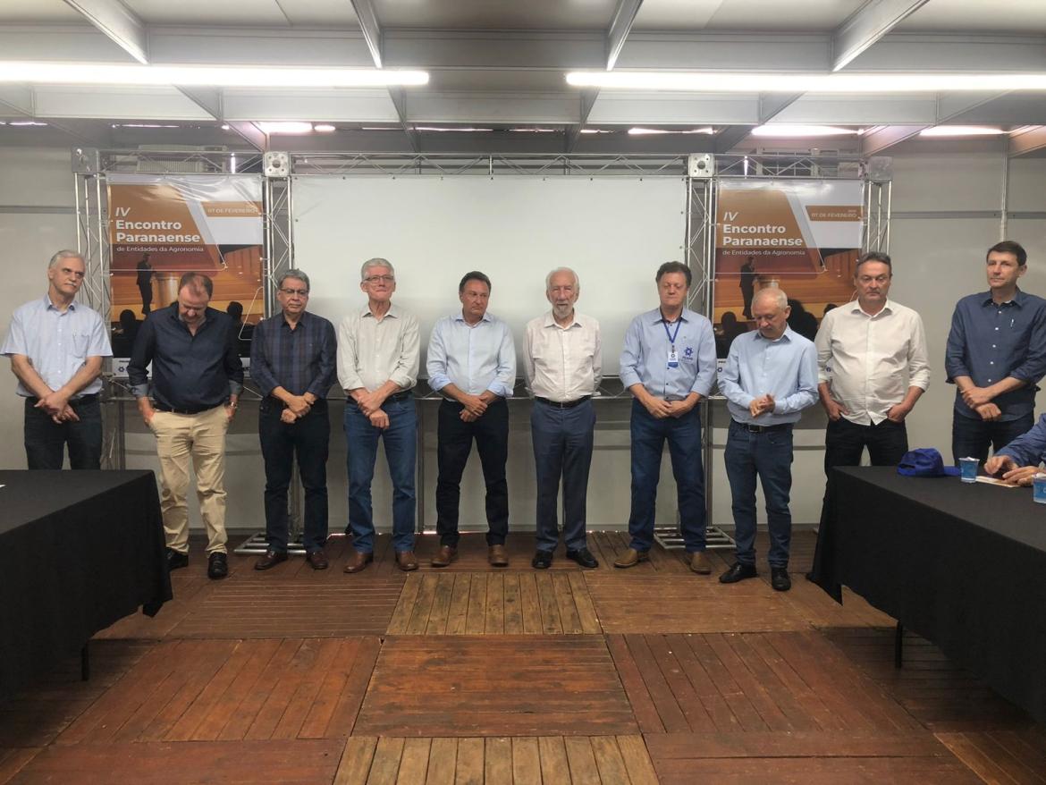 Da esq./dir: cons. fed. eng.agr. Daniel Galafassi; coord. ger. do Show Rural, eng.agr. Rogério Rizzardi; diretor presidente da Mútua Nacional, eng. agr. Francisco Almeida; secretário de Estado da Agricultura, Norberto Ortigara; ex-presidente da FEAPR, eng. agr. Clodomir Ascari; vice-governador do Paraná, Darci Piana; pres. da FEAPR, eng. agr. Cesar Davi Veronese; pres. do Crea-PR, eng. civ. Ricardo Rocha; secr. munic. de Agricultura, Renato Segalla; pres. da Ass. Com. e Ind.de Cascavel, Genesio Pegoraro