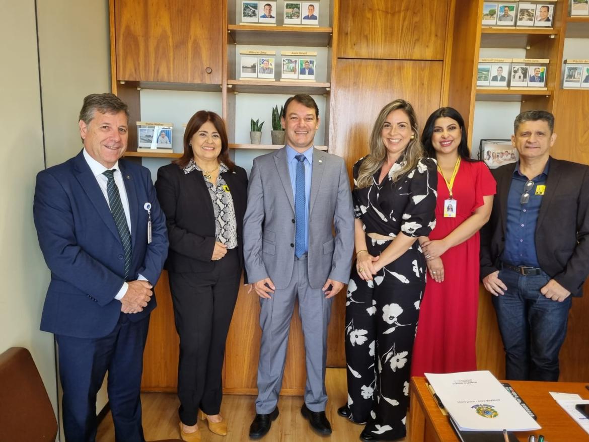 Assessores parlamentares José Maria Soares e Denise Castro ao lado do deputado federal Roberto Duarte e das lideranças do Crea-AC