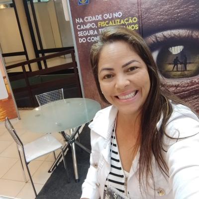 No estande do Confea, a fiscal do contrato Alessandra Porto destaca a estrutura do Congresso da Abceram
