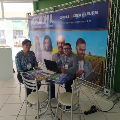 Funcionária da Mútua Toledo, Lilian da Silva, e funcionário da Gerência de Comunicação do Confea, Rodrigo Brasil, no estande do Confea no evento