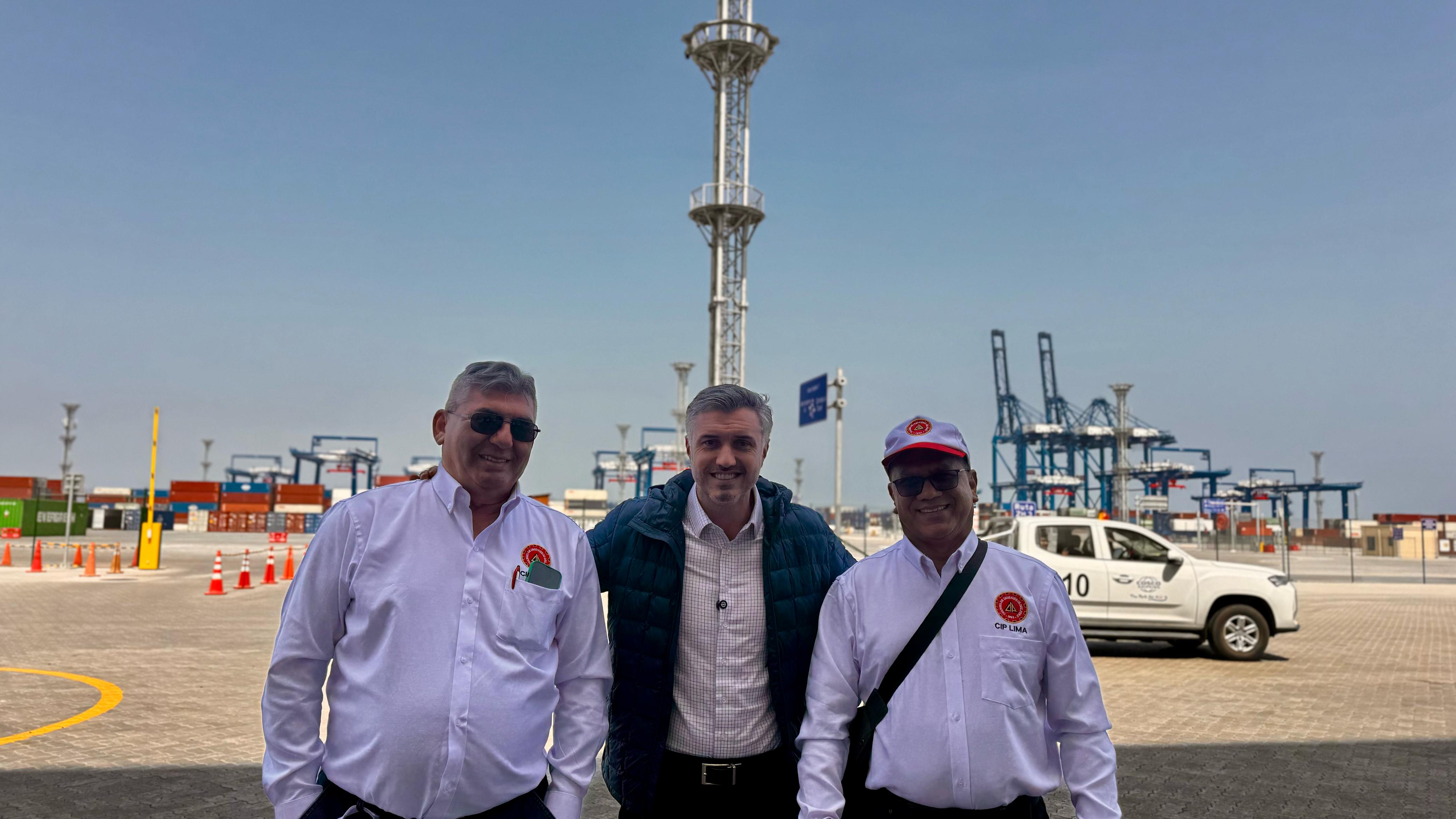 Presidente Vinicius Marchese ao lado dos conselheiros federais Aysson Rosas Filho e Neemias Barbosa, no porto de Chancay