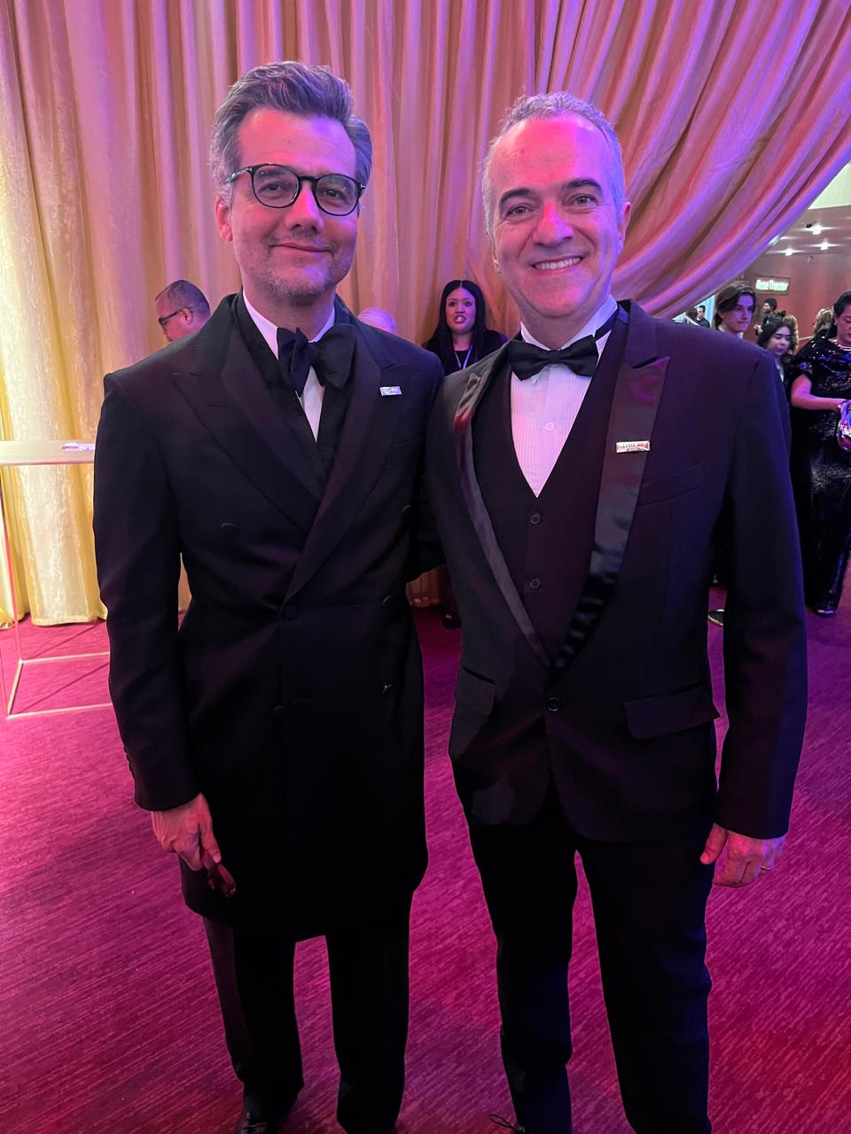 O pesquisador da Fiocruz Luciano Moreira ao lado do ator Wagner Moura na entrega do reconhecimento da revista Time como uma das 100 pessoas mais influentes do ano