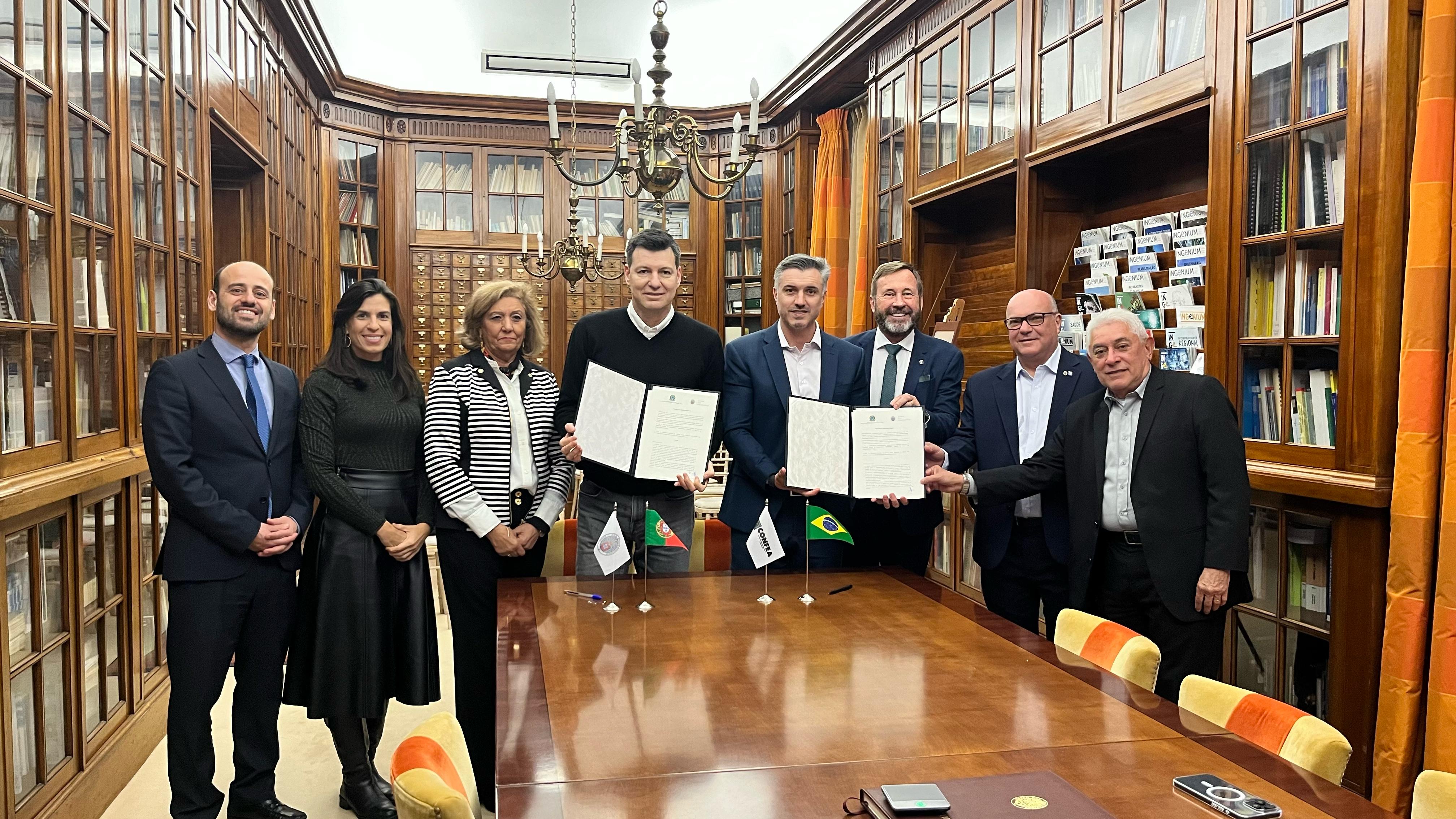 Delegações do Confea e da Ordem de Engenheiros de Portugal durante a assinatura da consolidação do Termo de Reciprocidade Profissional, mantido pelas entidades desde 2015